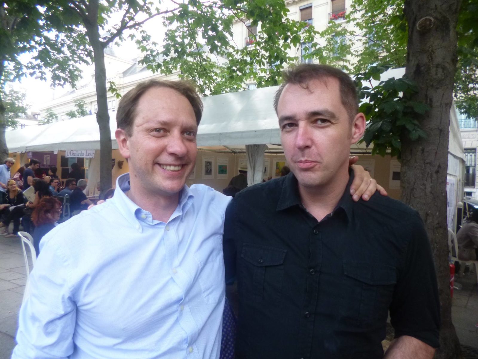 Réginald Gaillard, fondateur des éditions Corlevour, et Nicolas Rozier au Marché de la Poésie (crédits : MHC)