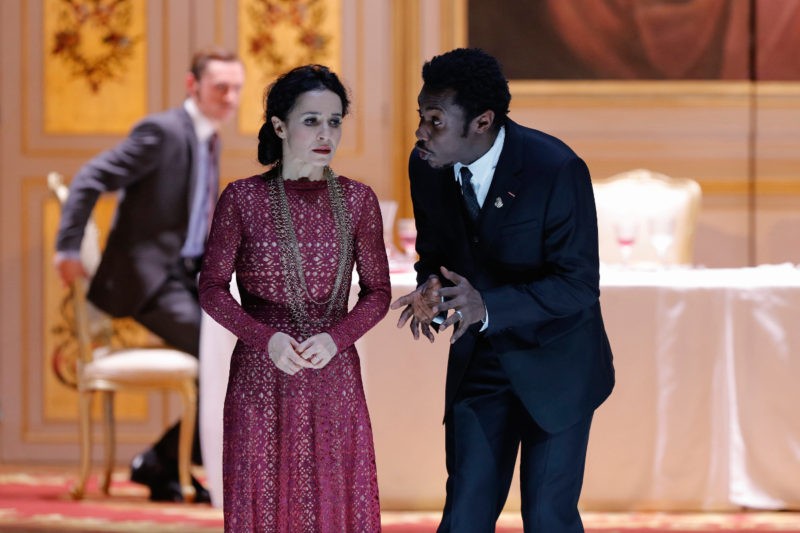 Chloé Réjon et Adama Diop dans "Macbeth" de Shakespeare, mise en scène Stéphane Braunschweig à l'Odéon