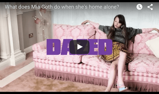 Que fait Mia Goth quand elle est seule chez elle ?