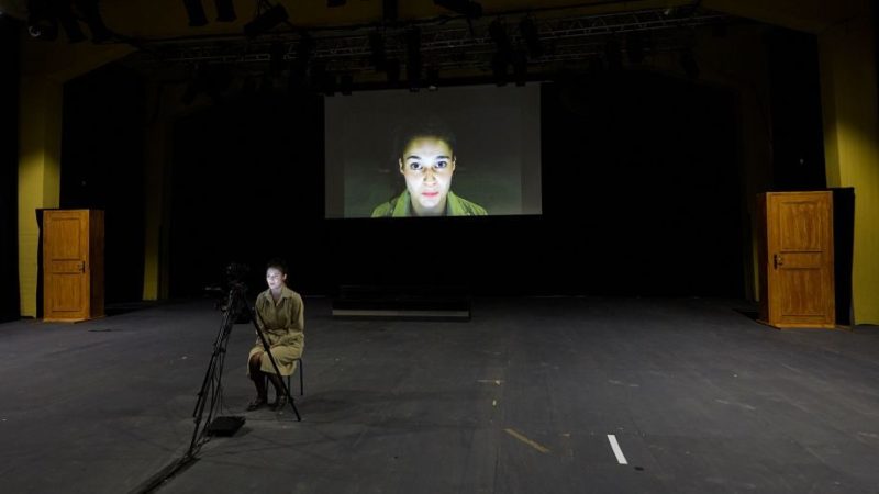 ‘Roberto Zucco. Prologue sur le théâtre’ de Yann-Joël Collin : entre accouchement d’une parole et enfermement télévisuel