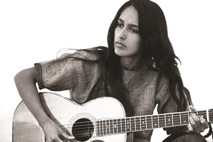 Joan Baez offre une nouvelle ode à la paix dans son premier album en dix ans