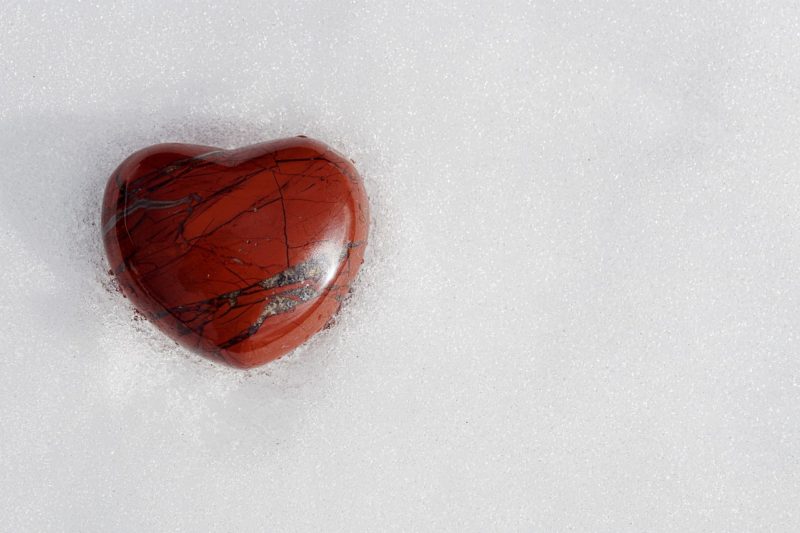 Coeur rouge neige