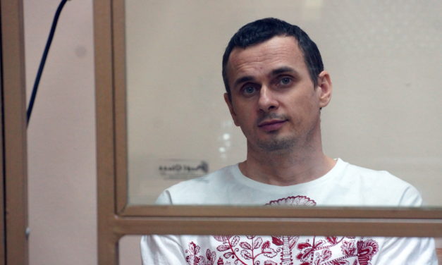 Le cinéaste ukrainien Sentsov, emprisonné en Russie, en grève de la faim