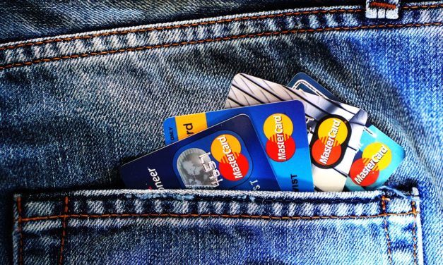 À Londres, les chanteurs de rue adoptent le lecteur de carte bancaire sans contact