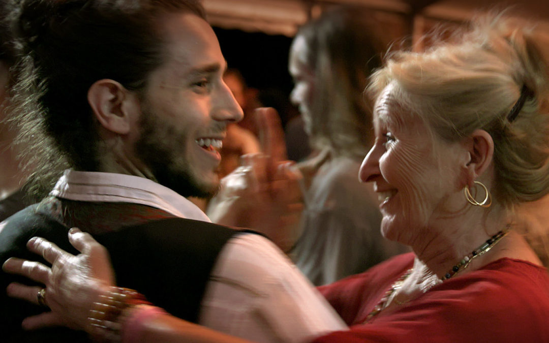 « Le Grand Bal » de Laetitia Carton : documentaire virevoltant