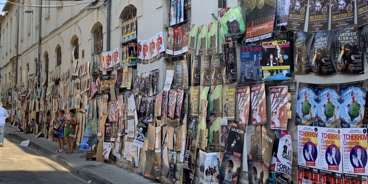 Festival Off d’Avignon : vers l’interdiction de tout affichage ?