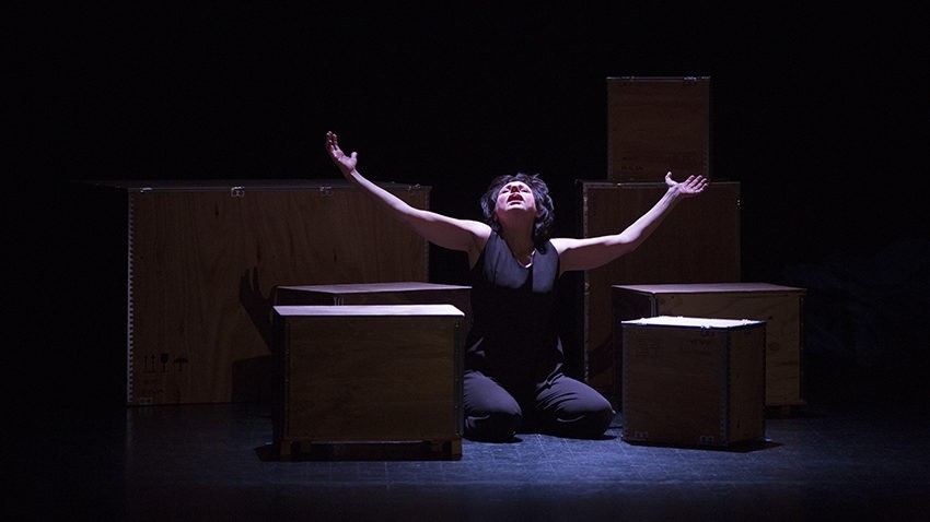 Anouche Setbon met en scène “La lune en plein jour”, de et avec Marina Tomé