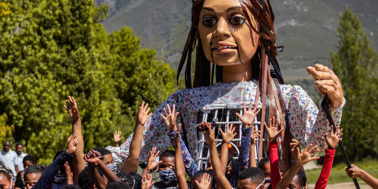 La Marche, un festival itinérant qui emmène une marionnette sur la trace des migrants