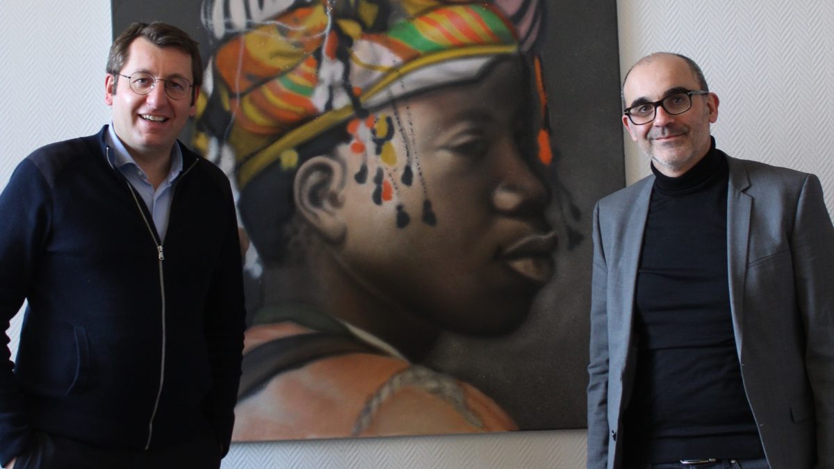 Alain Chrétien et Alexandre Garniron devant une reproduction Bachi Bouzouk noir de Gérôme, par Andrea Ravo Mattoni (© Morgane Macé / Profession Spectacle)